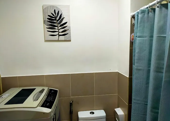 Aparthotel 1br Topmost Floor Sm Southmall View With Internet And Netflix Manila